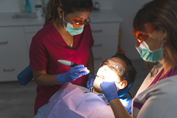 Visit An Emergency Dentist To Stop Oral Injury Bleeding